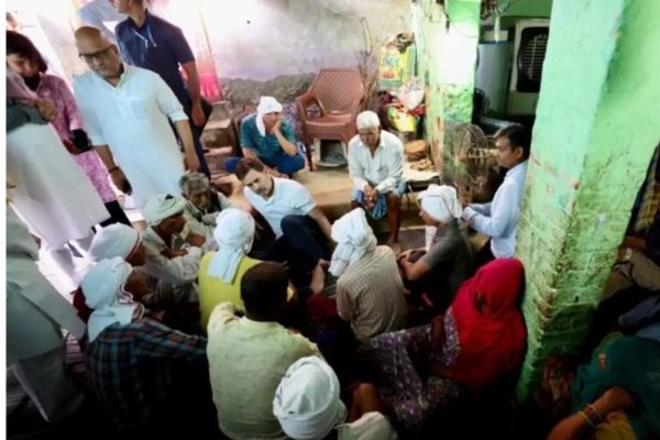 Rahul Gandhi Hathras Visit: हाथरस पहुंचे नेता प्रतिपक्ष राहुल गांधी, भगदड़ में मारे गए लोगों के परिजनों से मिले; हादसे में अब तक 123 मौतें 1 Add a heading 17
