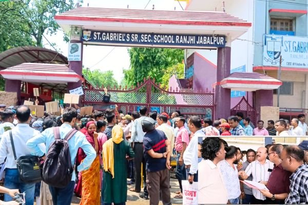 सेंट जोसेफ और सेंट ग्रेवेयल स्कूल में प्रदर्शन: चेन-ताला लेकर पहुंचे पैरंट्स- नियमों की अनदेखी का लगाया आरोप 1 Add a heading 19 1
