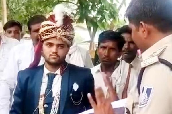 शादी के मंडप में पैर पुजाई के समय कम पड़ गए नारियल-बताशे, तो दूल्हा-दुल्हन पक्ष के बीच चल गए लात-घूंसे 1 Add a heading 3