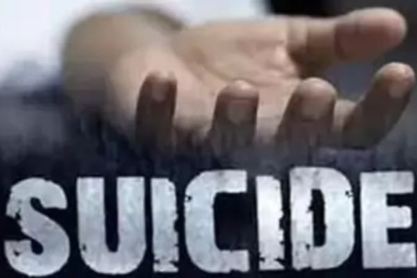 आलीराजपुर में पांच लोगों की मौत से सनसनी: पति-पत्नी और तीन बच्चों के शव फंदे पर लटके मिले, पुलिस जांच में जुटी 1 Add a heading 42