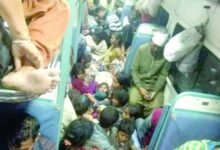 सावधान ... अब वेटिंग टिकट धारी आरक्षित कोच से होंगे बाहर बढ़ती भीड़ को देखते हुए रेलवे ने उठाया सख्त कदम 11 Add a heading 45