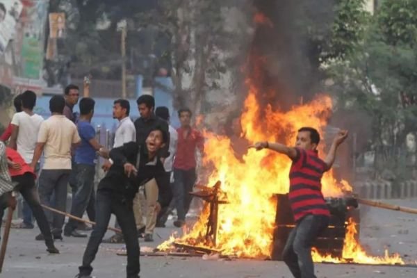 बांग्लादेश में आरक्षण विरोधी हिंसा: 6 लोगों की मौत के बाद इंडियन एम्बेसी की एडवाइजरी- 'घर से न निकलें', हेल्पलाइन नंबर जारी 1 Add a heading 47 1