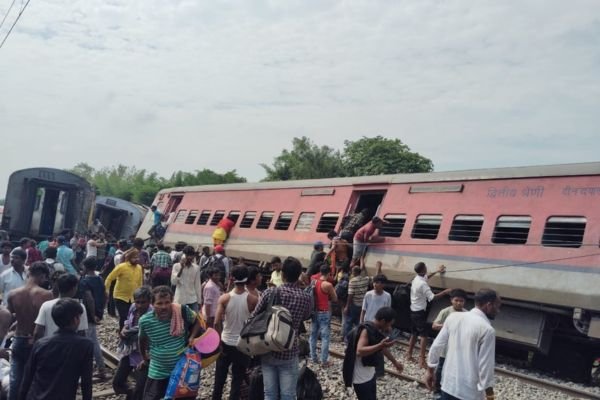 UP में बड़ा रेल हादसा: गोंडा में डिब्रूगढ़ एक्सप्रेस के 10 डिब्बे पटरी से उतरे, रेस्क्यू जारी 1 Add a heading 48 1