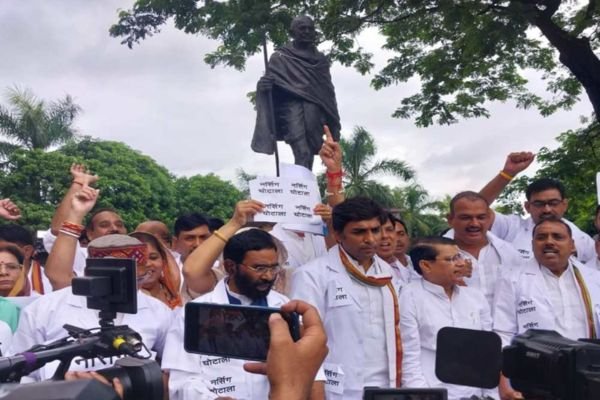एप्रिन पहनकर विधानसभा पहुंचे कांग्रेस विधायक:नर्सिंग घोटाले पर हंगामा, कार्यवाही स्थगित; मंत्री विश्वास सारंग को बर्खास्त करने की मांग 1 Add a heading 48
