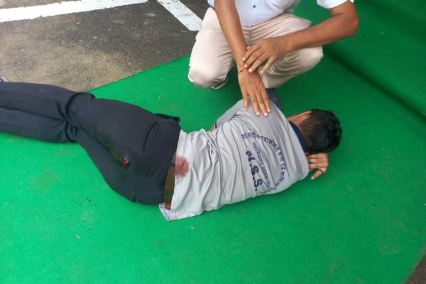 एक तरफ चल रहा था प्रधानमंत्री कॉलेज एक्सीलेंस कार्यक्रम वहीं दूसरी तरफ कालेज के सामने छात्रों के बीच चले चाकू 1 Add a heading 6