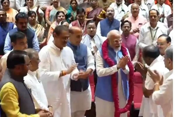 NDA parliamentary party meeting: संसद भवन में NDA संसदीय दल की बैठक, पीएम मोदी ने सांसदों से कहा- गैर जरूरी बयानबाजी से बचें 1 Add a heading 60