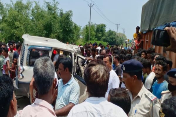 5 लोगों की मौत, किशनगंज में भीषण सड़क हादसा, स्काॅर्पियो और डंपर आपस में भिड़े 1 Add a heading 7 1