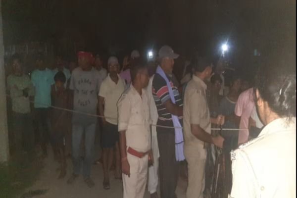 मामूली विवाद से तमतमाया चचेरा ससुर, बहु को कुदाली से काट फेंका, तीन मासूम हुए बेसहारा 1 Add a heading 8 1