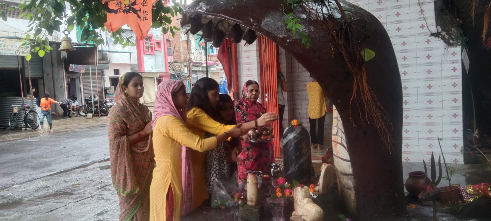 स्वयंभू सिद्ध पीठ शंकर जी का आज होगा मोर पंख से श्रृंगार,पहले सावन सोमवार से शिव मंदिर में लगी महिलाओं की भीड़,300 वर्ष प्राचीन है गंजीपुरा का शिव मंदिर 4 IMG 20240722 WA0106