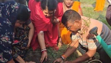 बालगंगाधर तिलक वार्ड में आयोजित वृक्षारोपण कार्यक्रम में पहुंची मेयर प्रीति सूरी, नागरिकों को दिलाया संकल्प 6 IMG 20240722 151136