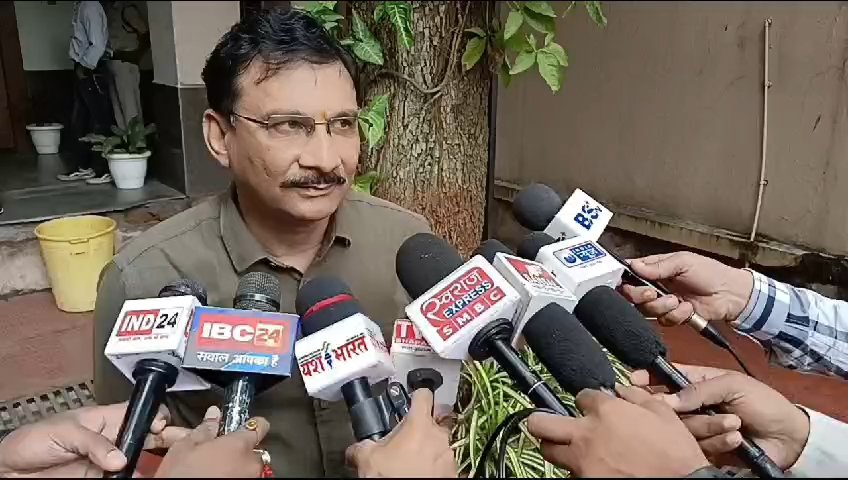 देखिए कैसे जबलपुर के प्रतिष्ठित स्कूल की हठधर्मिता के चलते पैरेंट्स से लिपट कर रोते-बिलखते रहे मासूम , देखिए घटना से संबंधित वीडियो 3 IMG 20240731 13594179
