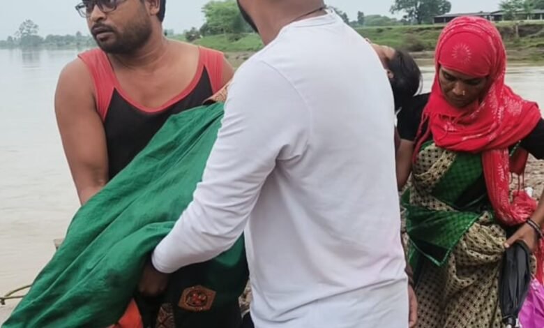 थॉवर पुल टूटा, मरीज को गोद में ले जा रहे परिजन : प्रशासन की व्यवस्थाओं की खुली पोल 1 Screenshot 2024 07 27 10 12 12 640 com.whatsapp