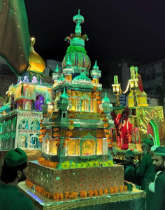 हल्की बारिश के बीच ताजियों की जियारत, पूरी अकीदत के साथ शुरू हुआ मोहर्रम का जुलूस 2 Screenshot 20240717 214428 WhatsApp 1