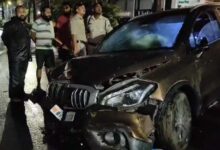 भाजपा नेता की तेज रफ्तार कार खंभे से टकराई, कार का टायर दूर उचटकर गिरा. BJP leader's speeding car hits a pillar 10 Untitled 10 copy 5