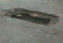 Pedestrians passing by risking their lives.बीच सड़क पर मौत का गड्ढ़ा, जान हथेली पर रखकर गुजर रहे राहगीर 12 Untitled 3 copy