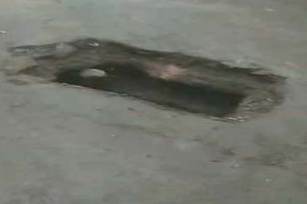 Pedestrians passing by risking their lives.बीच सड़क पर मौत का गड्ढ़ा, जान हथेली पर रखकर गुजर रहे राहगीर 1 Untitled 3 copy