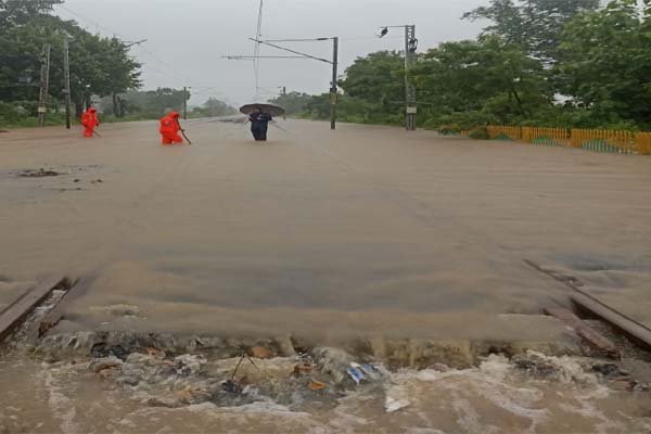डुंडी के रेलवे ट्रैक पर भरा पानी, ट्रेनों का संचालन करना पड़ा बंद. operation of trains had to be stopped 2 Untitled 5 copy 6