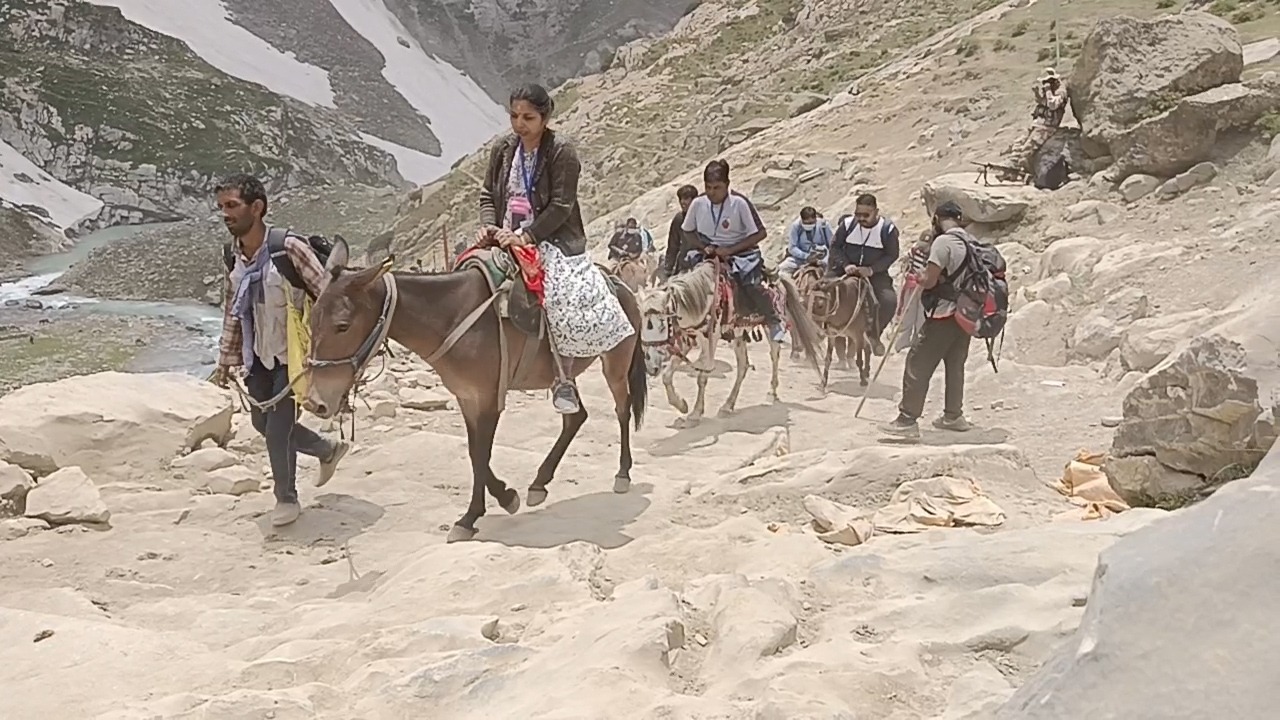 Yash Bharat cameraman Hans Thakur in Yangraj Yatra : अमरनाथ यात्रा में यशभारत के कैमरामैन हंसराज ठाकुर: आर्मी-भण्डारे न हो तो यात्रा करना मुश्किल, होटलों से भी बेहतर खाना मिलता है 4 WhatsApp Image 2024 07 05 at 11.59.23