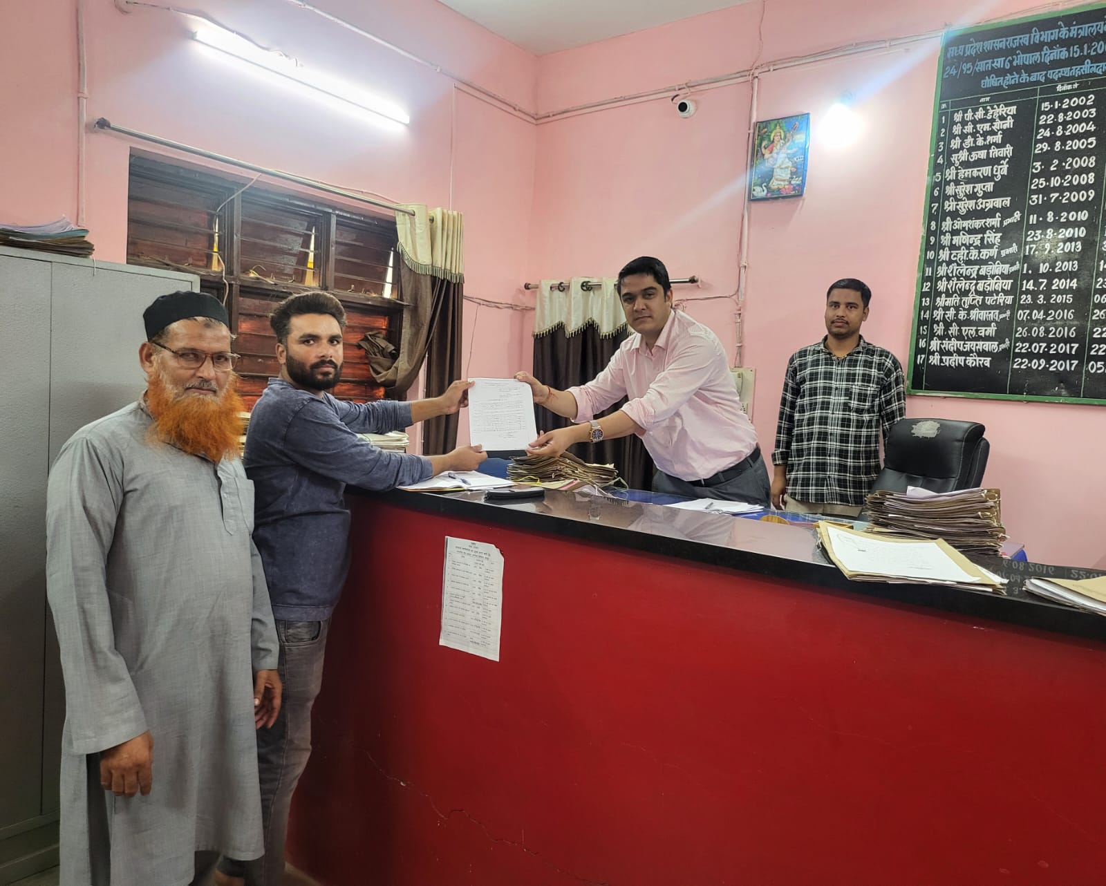 cases in tehsils from today: 4 हजार विवादित नामांतरण प्रकरणों के लिए तहसीलों में आज से शिविरः खसरा-नक्शा की तत्काल मिलेगी प्रति 7 WhatsApp Image 2024 07 05 at 13.28.46