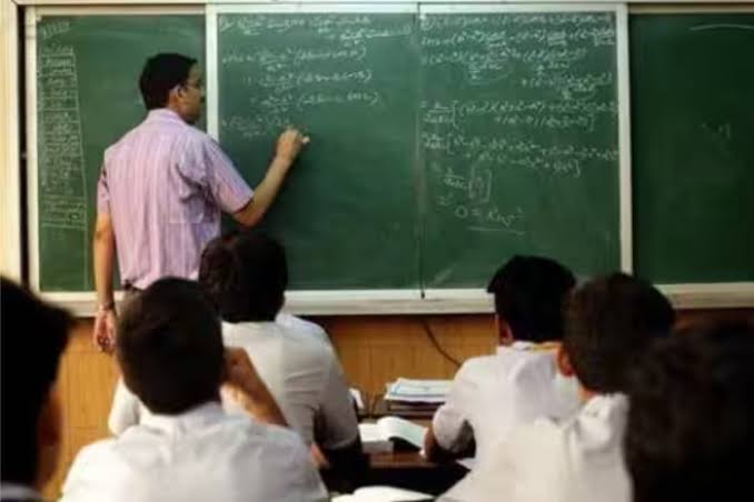 शिक्षकों का अटैचमेंट समाप्त होने से मचा हडक़म्प 2 images 63