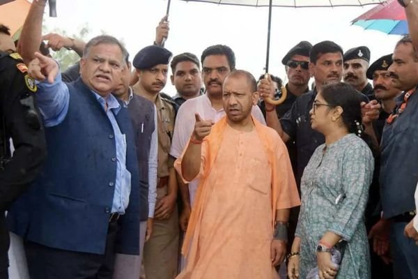 हाथरस भगदड़ के 7 दिन 'योगी सरकार' का बड़ा एक्शन: SIT रिपोर्ट के बाद SDM, CO, इंस्पेक्टर समेत 6 अफसर सस्पेंड 1 neeraj up 14