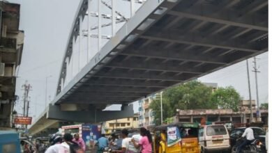 सडक़ निर्माण के चलते बल्देवबाग चौराहे में लगा रहा दो घंटे तक जाम राहगीर हुए परेशान, एंबुलेंस भी फंसी 7 neeraj up 18