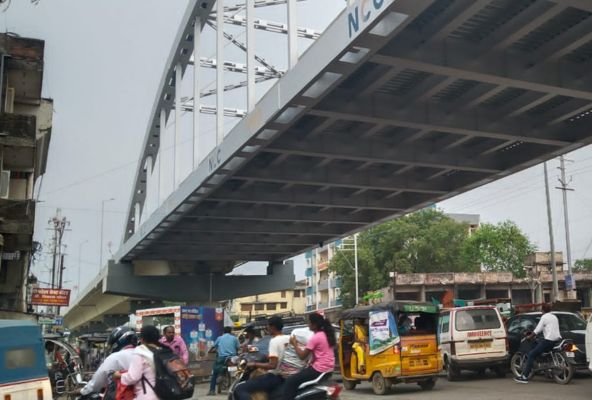 सडक़ निर्माण के चलते बल्देवबाग चौराहे में लगा रहा दो घंटे तक जाम राहगीर हुए परेशान, एंबुलेंस भी फंसी 1 neeraj up 18