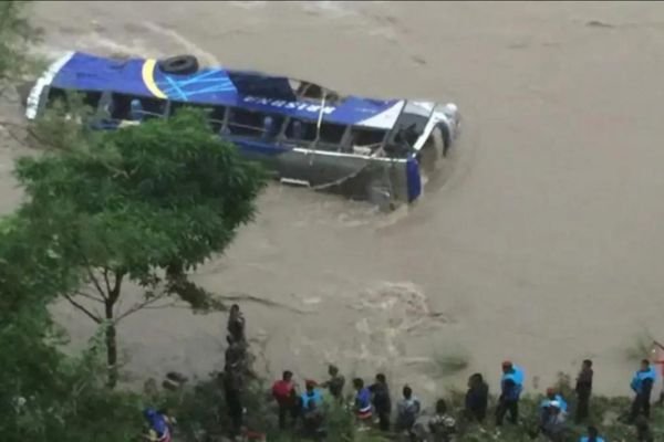 Nepal Landslide: नेपाल में लैंडस्लाइड की चपेट में आईं 2 बसें त्रिशुली नदी में बहीं, 63 यात्री लापता; काठमांडू-भरतपुर फ्लाइट कैंसिल 1 neeraj up 50