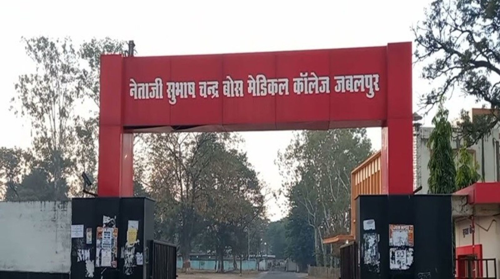 Raging with student in medical: मेडिकल एक्सरा विभाग में छात्र के साथ रैगिंगः सीनियर ने बाल मुडवाए, जमकर मचा हंगामा 2 सड़क हादसे में बच्ची महिला और बाइक सवार की गई जान 2 1 scaled