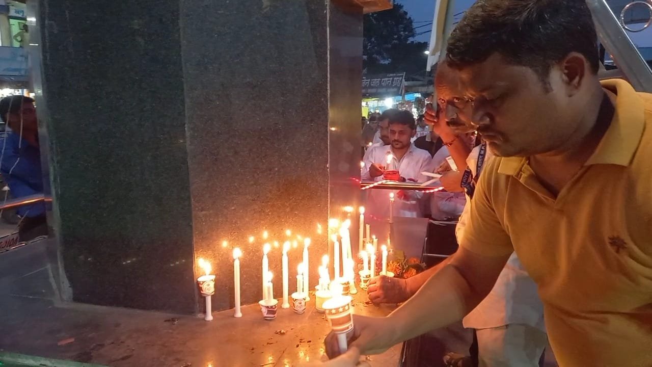 बंगाल में महिला डॉक्टर की हत्या के बाद शहर में आक्रोश : डॉक्टरों की हड़ताल के चलते प्रभावित रही ओपीडी सेवाएं, कैंडल मार्च के साथ लोगों ने जताया विरोध 2 IMG 20240817 WA0062