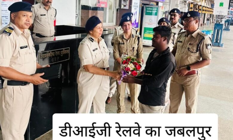 डीआईजी रेलवे का जबलपुर भ्रमण,आर.पी.एफ. आई.जी. जबलपुर से भेंट, एसपी रेलवे के साथ किया रेलवे जबलपुर कार्यालय का निरीक्षण 1 IMG 20240802 192019