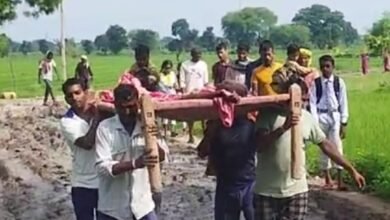 खाट पर सिस्टम : 1 किलोमीटर मरीज को चारपाई पर बांधकर 4 कंधों में ले जाते हैं अस्पताल 7 Screenshot 2024 08 24 12 39 55 092 com.miui .gallery