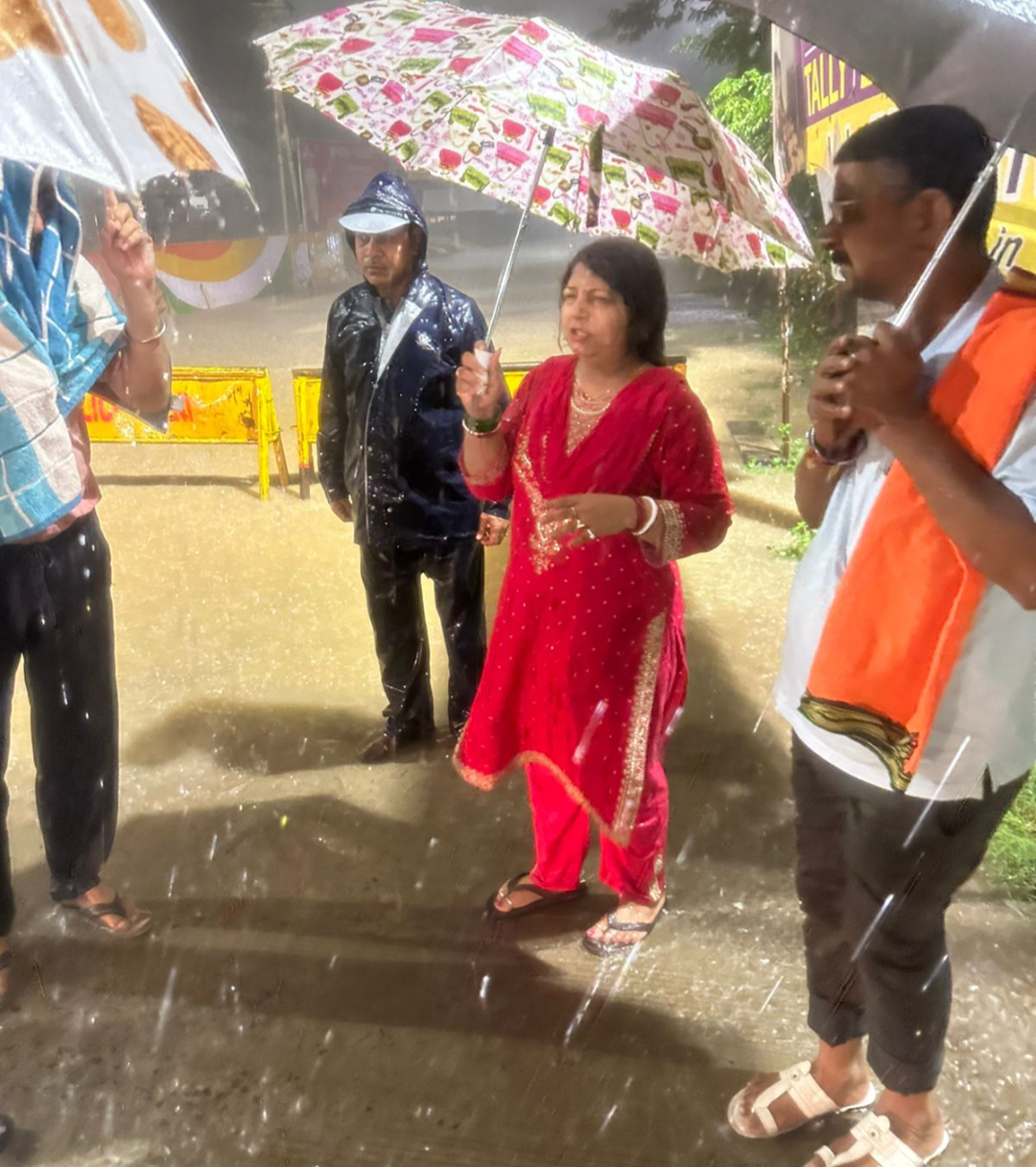 रात 1 बजे बरसते पानी में शहर के हालातों का जायजा लेने निकली महापौर प्रीति सूरी, निचले इलाकों का दौरा, नदी का जलस्तर देखने जा रही, साथ में नगर निगम की टीम 2 Screenshot 20240804 012517 WhatsApp