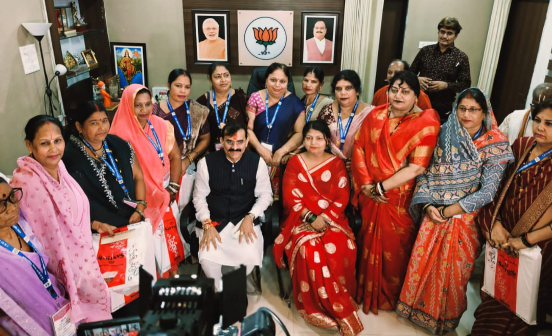 मेयर प्रीति सूरी ने भोपाल जाकर वीडी शर्मा को बांधी राखी, वीडी बोले- बहनों के जीवन में संकट नहीं आने दूंगा 2 Screenshot 20240813 182203 WhatsApp