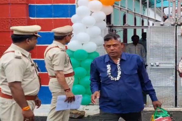 अपनों से मिलते ही कैदियों की आंखें हुईं नम, स्वतंत्रता दिवस पर 20 कैदियों को किया गया रिहा. 2 Untitled 25 copy