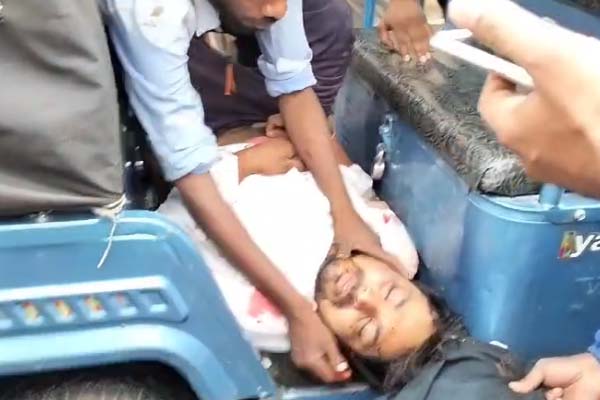 तेज रफ्तार कार ने एक्टिवा को मारी जबर्दस्त टक्कर, हवा में कई फीट ऊपर उछलकर गिरा युवक. Activa was hit hard by a speeding car 1 Untitled 4 copy 1