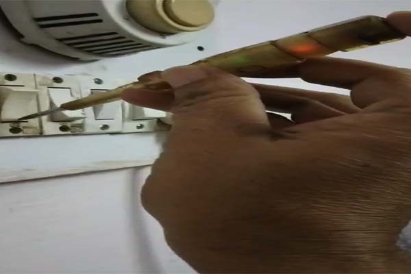 रेलवे कॉलोनी में सर्प की फुंकार से दहशत का माहौल, बिजली के बोर्ड में आ रहा करंट.An atmosphere of panic due to the hissing of a snake in the railway colony, current coming in the electric board 2 Untitled 8 copy 1