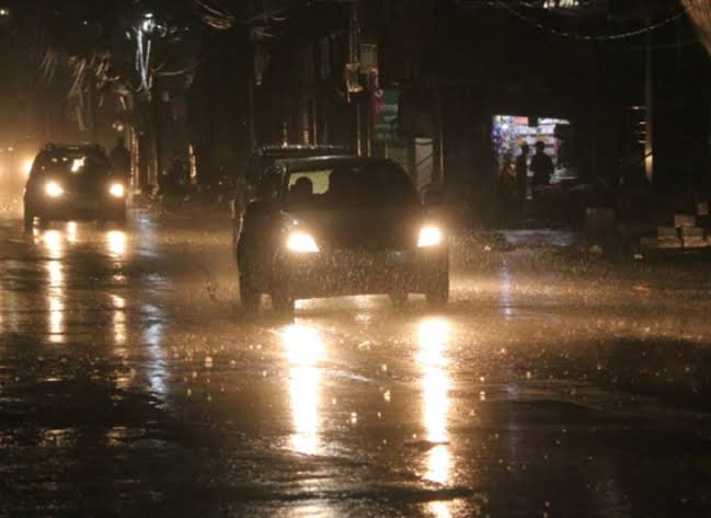 कई घण्टे से कटनी में बारिश जारी, निचले इलाकों में भरा पानी, नाले उफनाये, नदी का जलस्तर भी बढ़ा, अंडरब्रिजों में भरा पानी 2 images 5