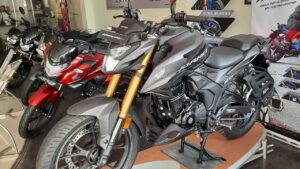 Pulsar की सिटी पिटी गुल करने आई Honda Hornet 2.0 बाईक शानदार फीचर्स के साथ , जाने कीमत 2 maxresdefault 5