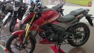Honda Hornet 2.0 की स्टाइलिश लुक वाली बाइक पावरफुल इंजन और स्मार्ट फीचर्स के साथ अपाचे को देगी टक्कर 2 Honda Hornet 2.0 stylish looking bike with powerful engine and smart features