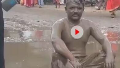 बीच सड़क में बैठकर गड्ढे के पानी से नहाने लगे नेता जी... देखे... वीडियो... 8 एयर इंडिया का विमान हादसे का शिकार होते होते बचा 33 1