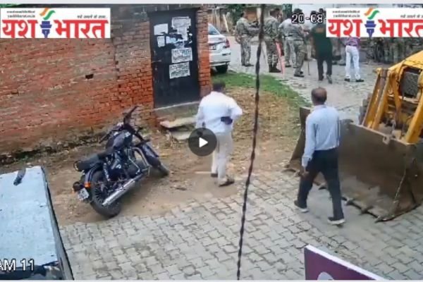 नेता जी ने नगर निगम कर्मियों पर तानी राइफल... देखे... पूरा वीडियो.... 1 एयर इंडिया का विमान हादसे का शिकार होते होते बचा 36 1