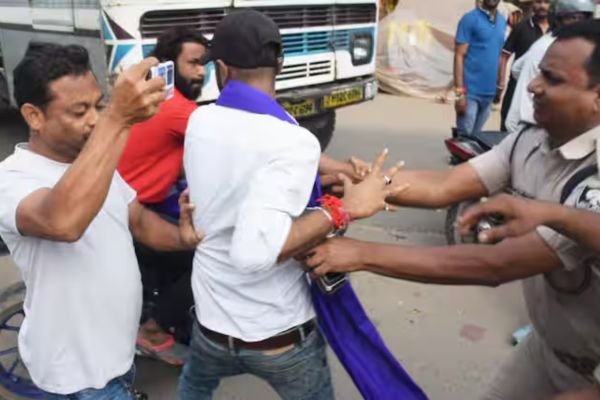 'भारत बंद' पर जहानाबाद में पुलिस का बड़ा एक्शन, हिरासत में लिए गए 5 प्रदर्शनकारी 1 एयर इंडिया का विमान हादसे का शिकार होते होते बचा 36