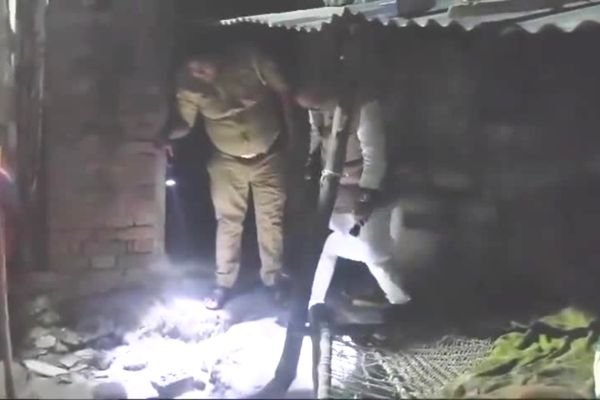 भेड़िया ने महिला को मारा तो, विधायक जी ने गांव की रक्षा के लिए हाथ पर थामी बंदूक.... देखें... वीडियो... 1 एयर इंडिया का विमान हादसे का शिकार होते होते बचा 46 2