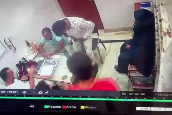 डाॅक्टरों पर रेप केस दर्ज कराया...10 लाख मिले तो कोर्ट में मुकर गई युवती... सोशल मीडिया में वीडियो वायरल... देखें... 1 एयर इंडिया का विमान हादसे का शिकार होते होते बचा 48 2