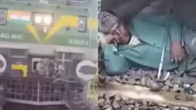गजब लोग है ... ट्रेन न गुजरे इसलिए छाता लगाकर पटरी पर सो गया शख्स... देखें... वीडियो.... 8 एयर इंडिया का विमान हादसे का शिकार होते होते बचा 49 1