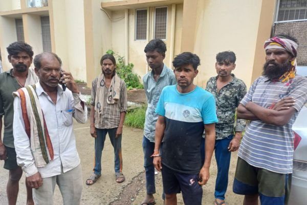 रेलवे लाइन में मिली युवक की लाश. परिजनों ने लगाया हत्या का आरोप दिन में जुआ को लेकर हुआ था तीन लोगों में विवाद 1 एयर इंडिया का विमान हादसे का शिकार होते होते बचा 49 2