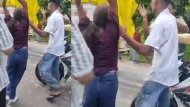 गजब... लड़की ने प्लास्टिक के पाइप से सिपाही को दौड़ा-दौड़ा कर पीटा... देखें वीडियो.... 6 एयर इंडिया का विमान हादसे का शिकार होते होते बचा 51 1