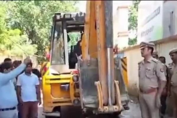एसडीएम-पुलिस में जमकर तू-तू, मैं-मैं, प्रशासनिक अधिकारियों ने थाने पर चलवा दिया बुल्डोजर... देखें वीडियो... 1 एयर इंडिया का विमान हादसे का शिकार होते होते बचा 54 1