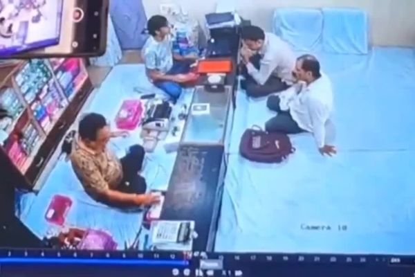 5 करोड़ की डकैती का वीडियो देखें... आंखें फटी रह जाएगी...दुकान मालिक ग्राहकों को गहने दिखाता रहा और आ धमके डकैत 1 एयर इंडिया का विमान हादसे का शिकार होते होते बचा 91